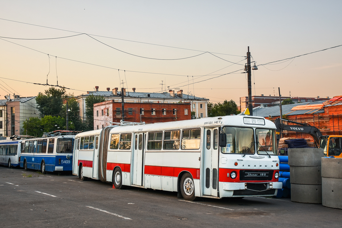 Moscow, Ikarus 180 # 011