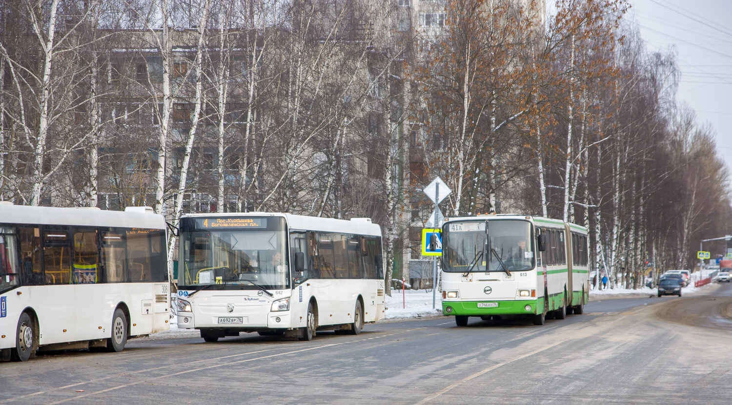 Ярославская область, ЛиАЗ-4292.60 (1-2-1) № 642; Ярославская область, ЛиАЗ-6212.00 № 613
