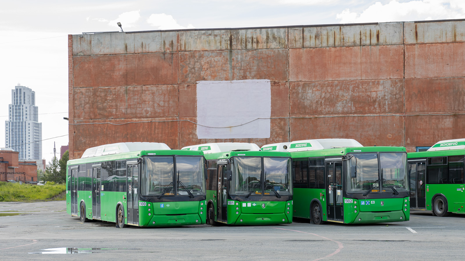 Свердловская область, НефАЗ-5299-40-51 № 1900