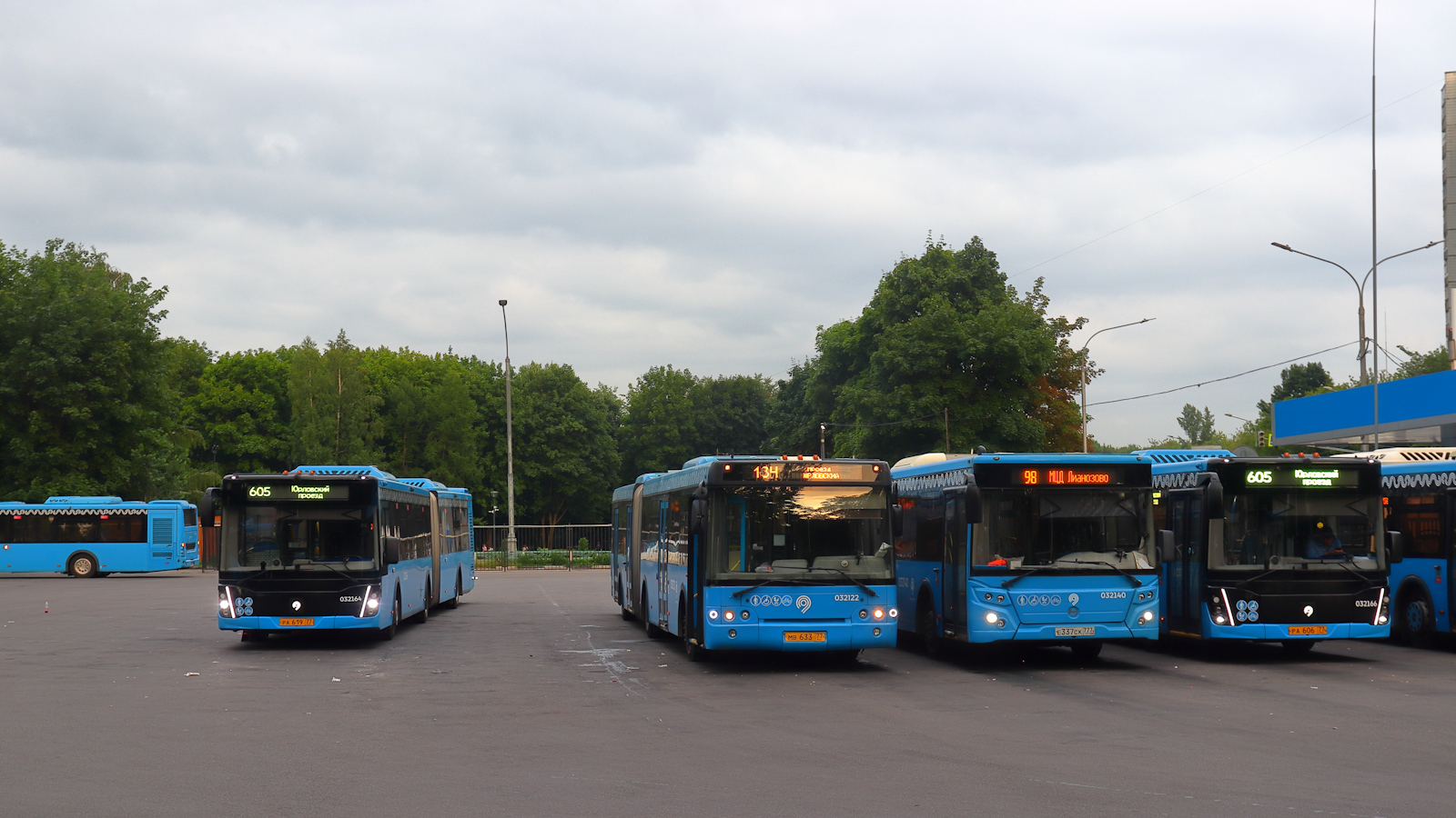 Москва, ЛиАЗ-6213.65 № 032339; Москва, ЛиАЗ-6213.65 № 032164; Москва, ЛиАЗ-6213.22 № 032122; Москва — Автобусные вокзалы, станции и конечные остановки