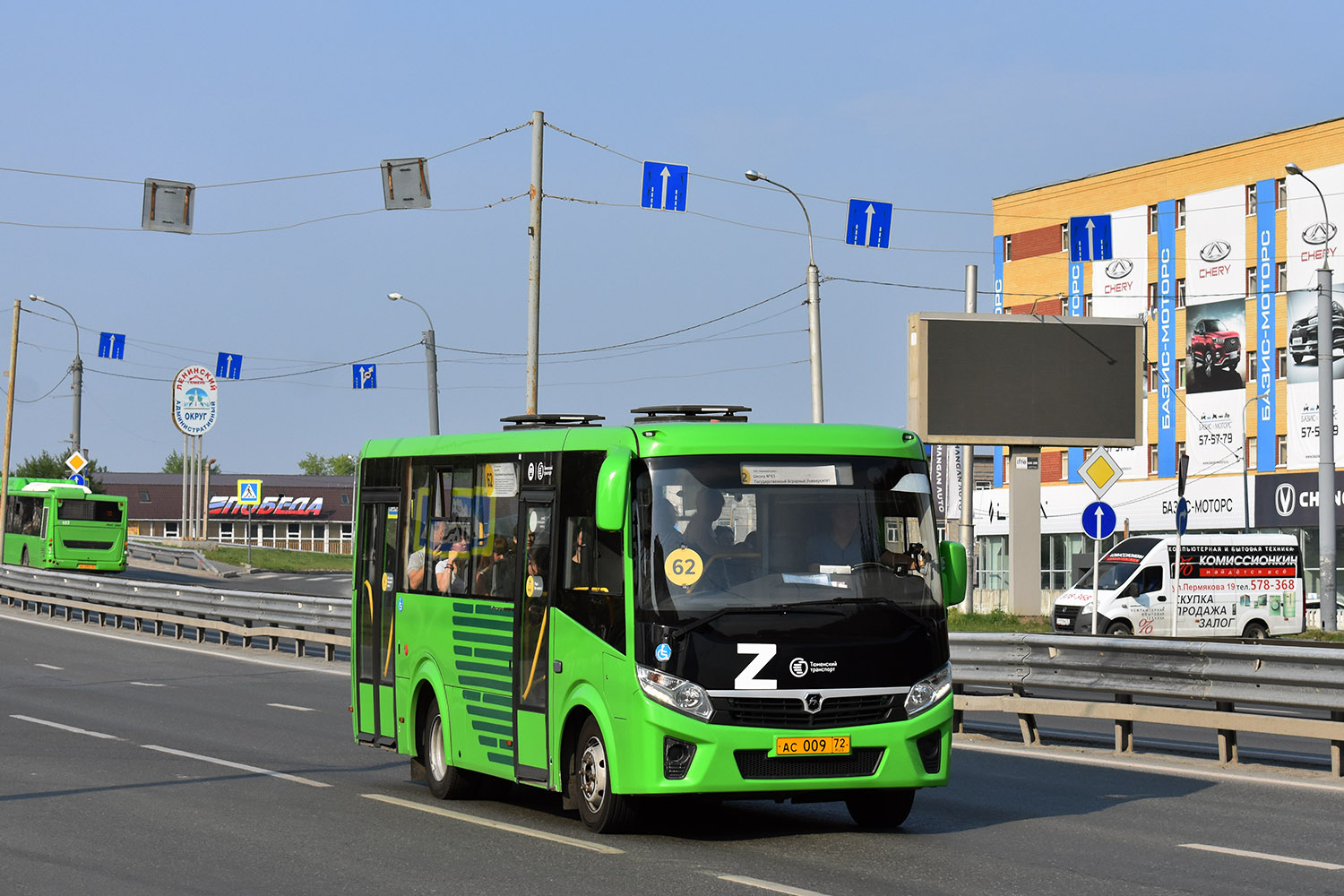 Тюменская область, ЛиАЗ-5292.67 (CNG) № 103; Тюменская область, ПАЗ-320435-04 "Vector Next" № АС 009 72