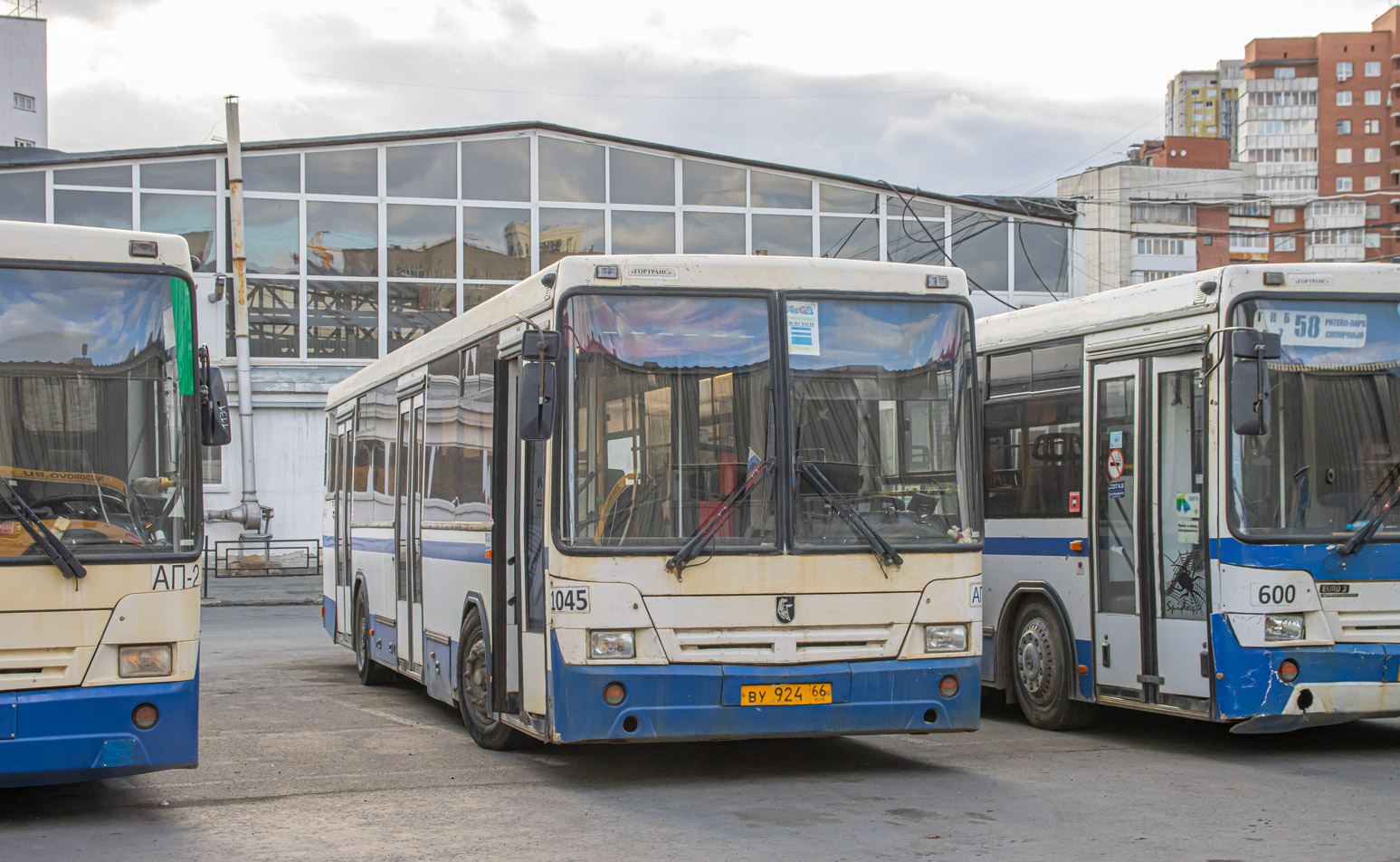 Sverdlovsk region, NefAZ-5299-20-32 # 726; Sverdlovsk region, NefAZ-5299-20-22 # 1045
