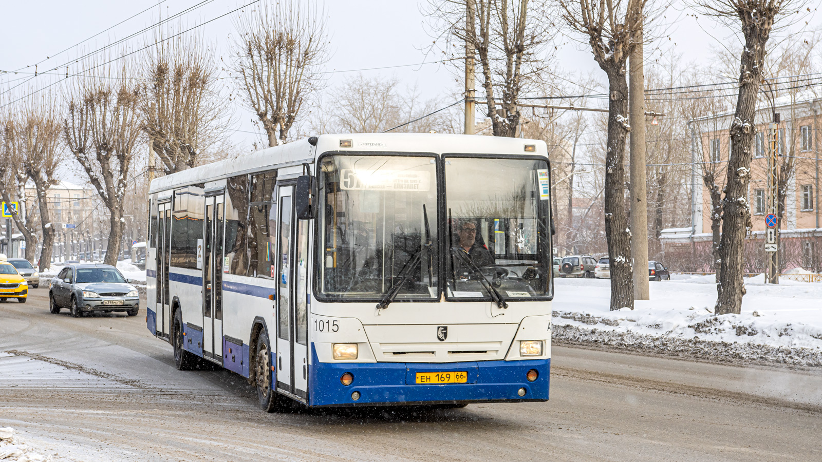 Sverdlovsk region, NefAZ-5299-20-32 # 1015