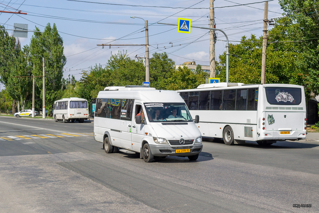 Республика Крым, ПАЗ-4234-04 № Е 309 ОЕ 82; Республика Крым, Луидор-223237 (MB Sprinter Classic) № АА 219 82