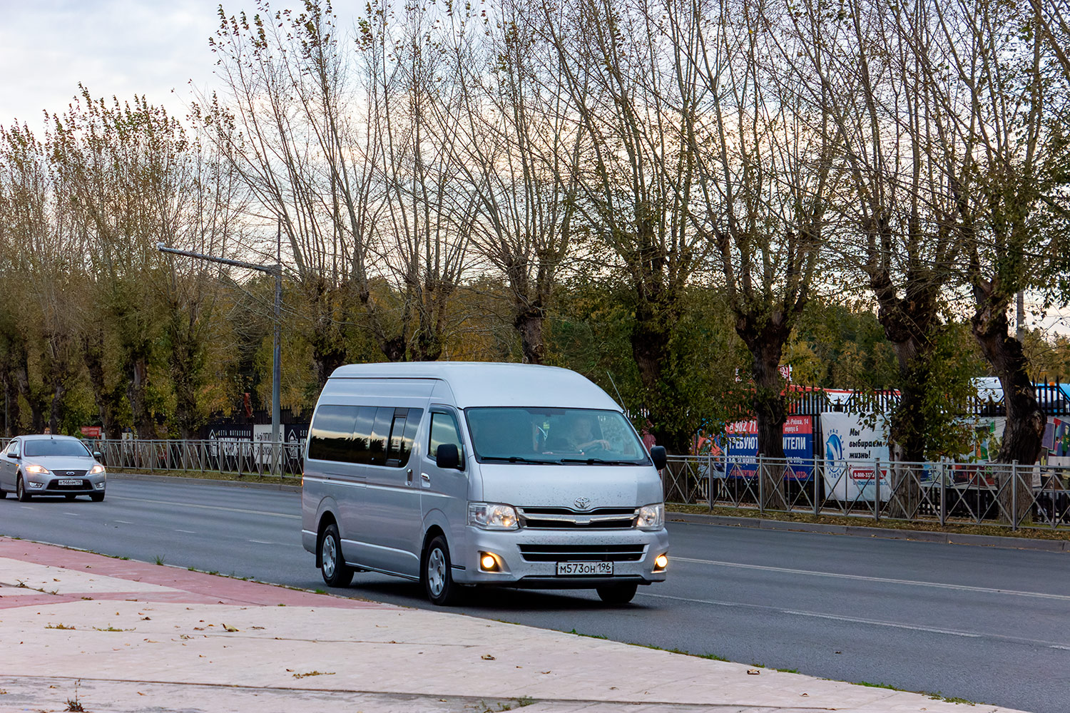 Свердловская область, Toyota HiAce KDH223L № М 573 ОН 196