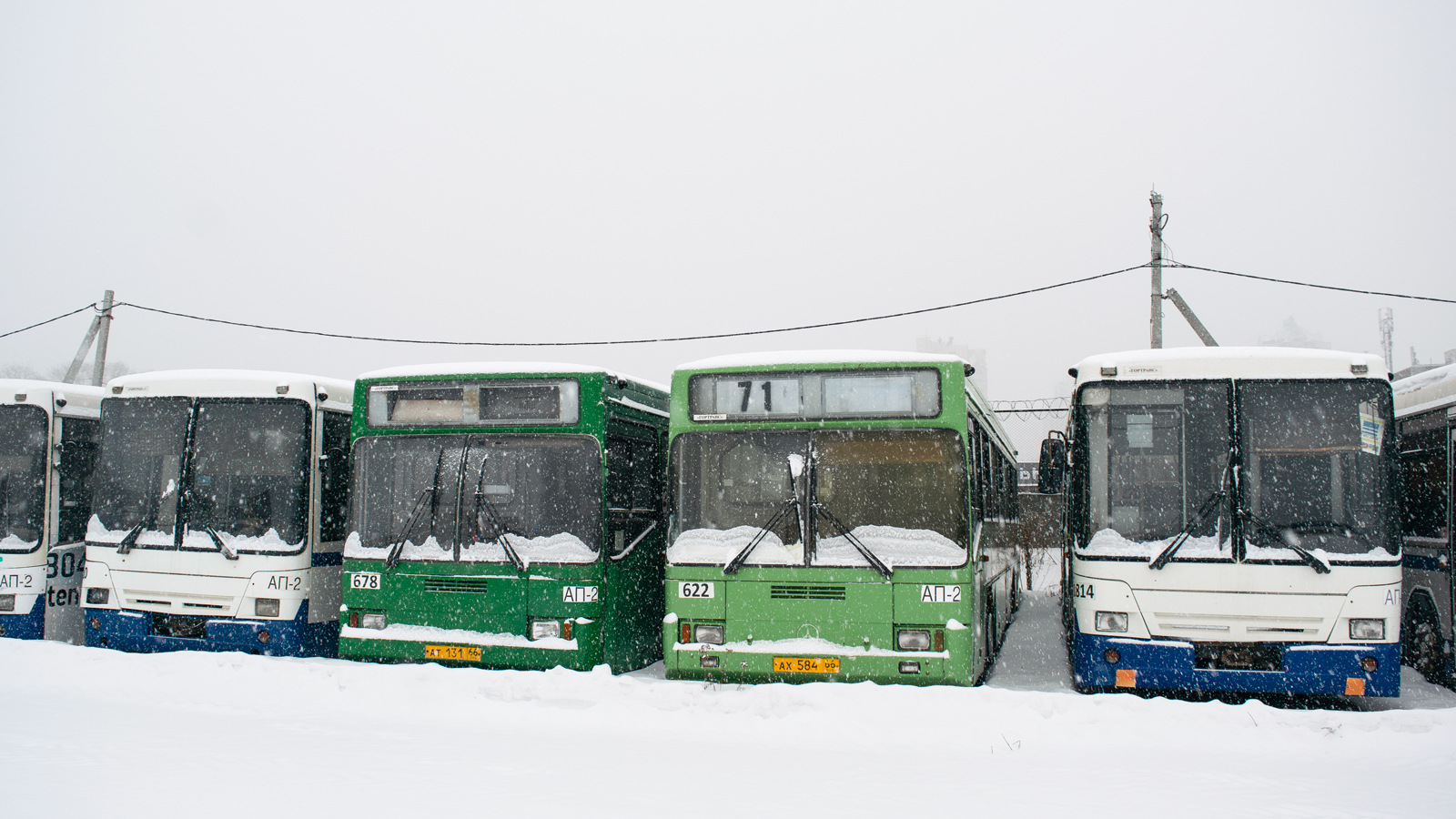 Sverdlovsk region, GolAZ-AKA-5225 # 622; Sverdlovsk region, NefAZ-5299-20-22 # 1814