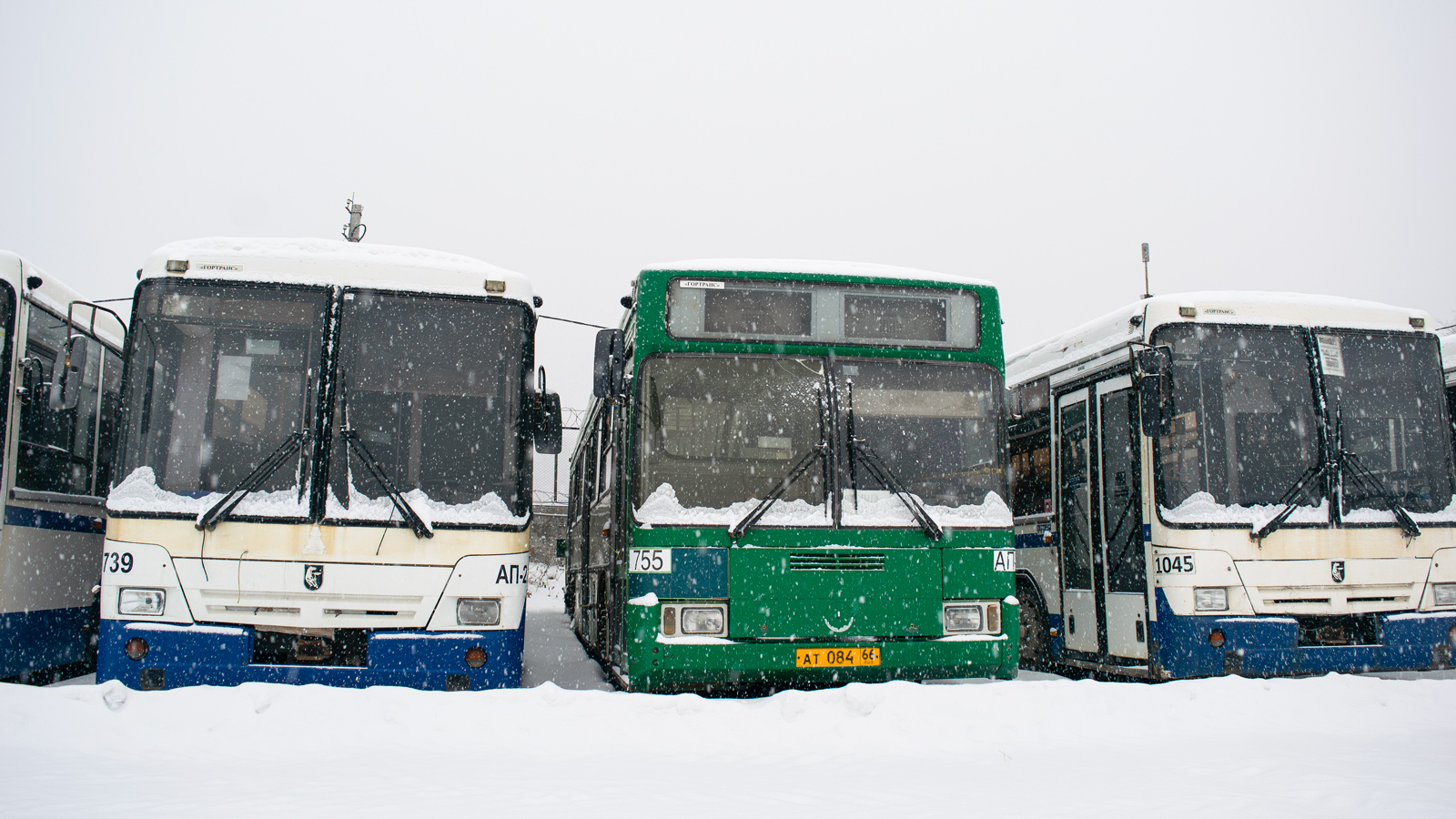 Sverdlovsk region, NefAZ-5299-20-22 # 739; Sverdlovsk region, GolAZ-AKA-5225 # 725