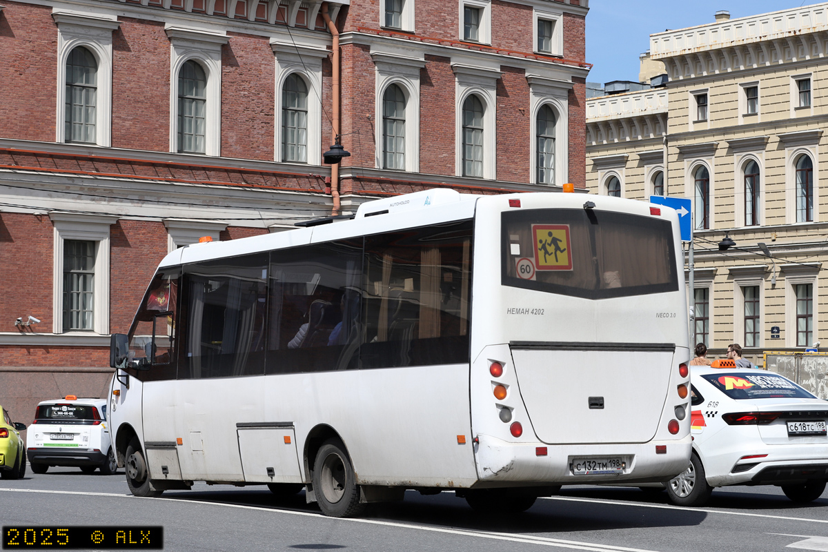 Санкт-Петербург, Неман-420224-11 № С 132 ТМ 198