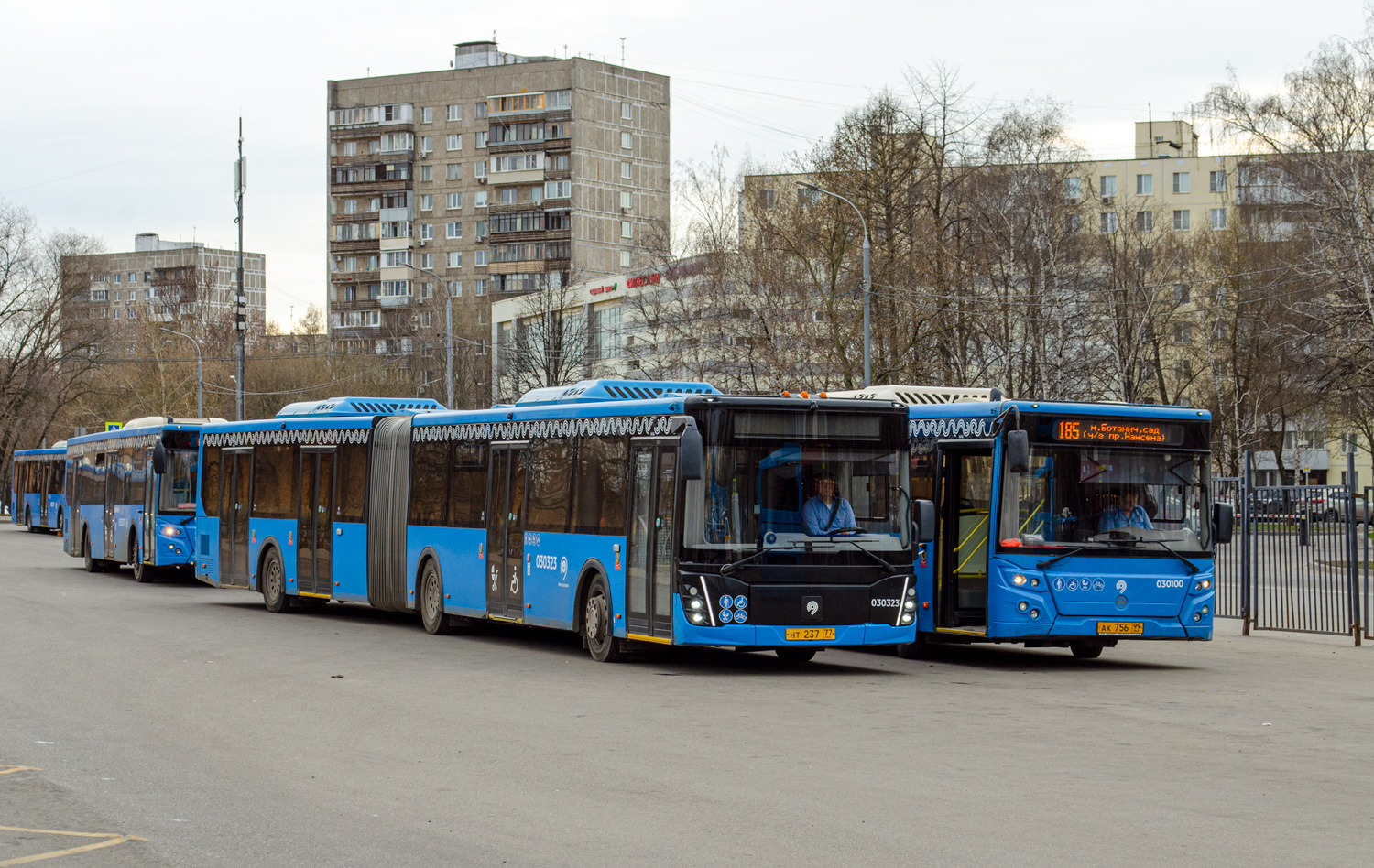 Москва, ЛиАЗ-6213.65 № 030323; Москва, ЛиАЗ-5292.22 (2-2-2) № 030100