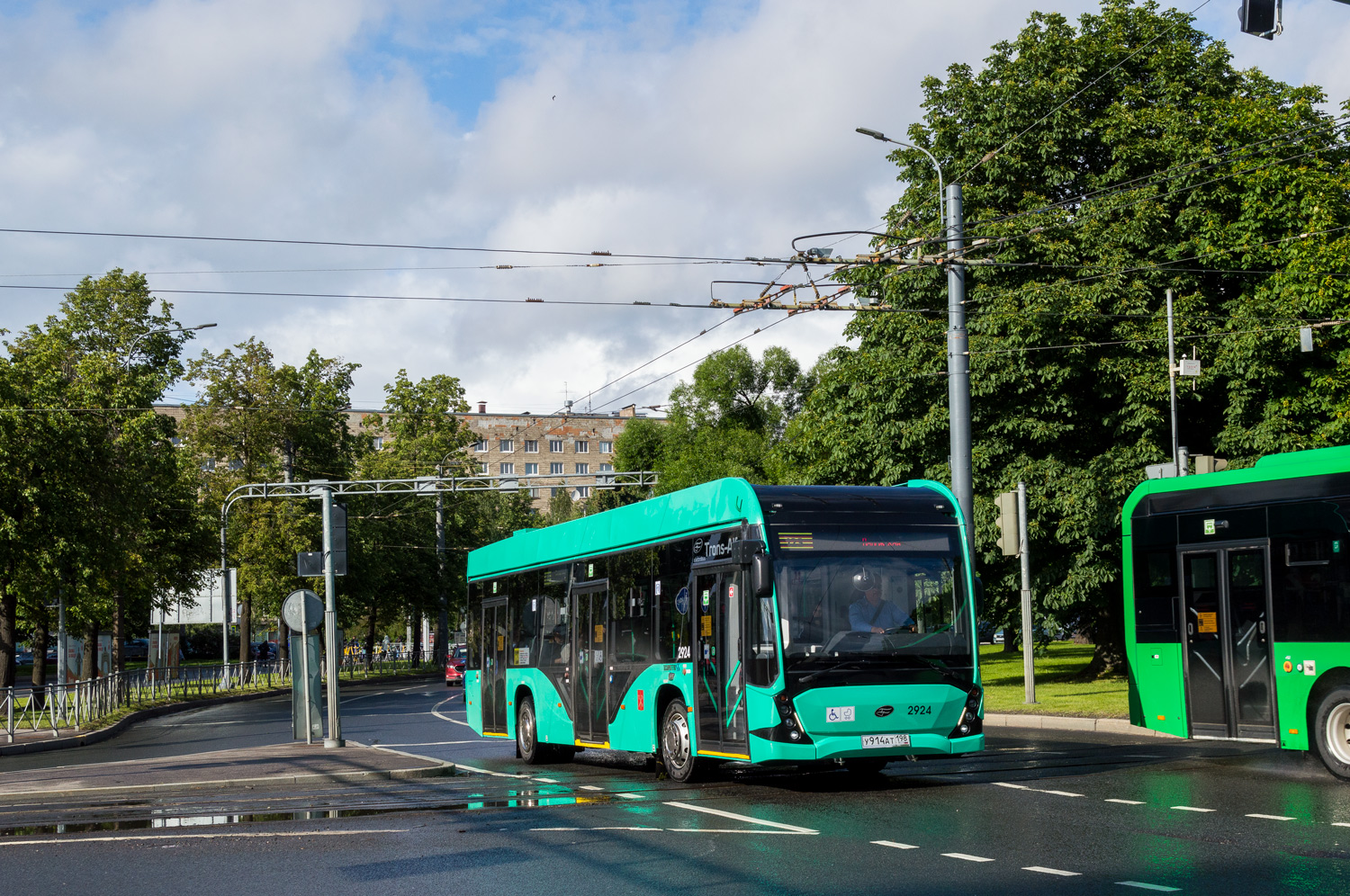 Санкт-Петербург, 5298.02 "Сириус" № 2924; Санкт-Петербург, Yutong ZK6126BEVG № 2660 Санкт-Петербург, 5298.02 "Сириус" № 2924; Санкт-Петербург, Yutong ZK6126BEVG № 2660