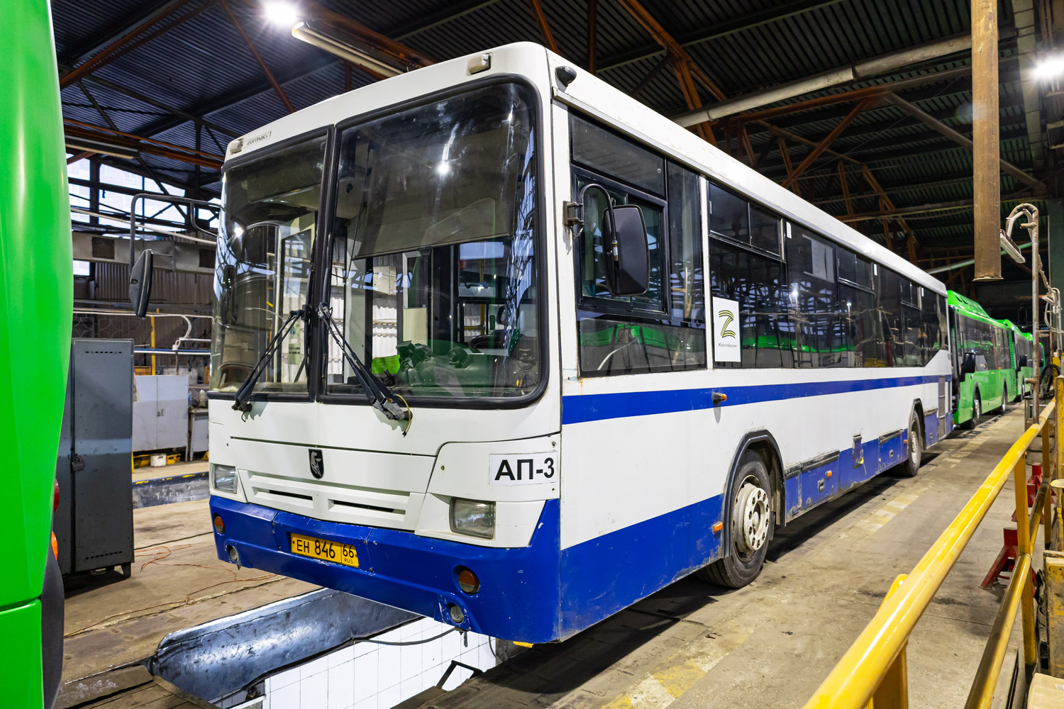 Свердловская область, НефАЗ-5299-20-32 № 1860