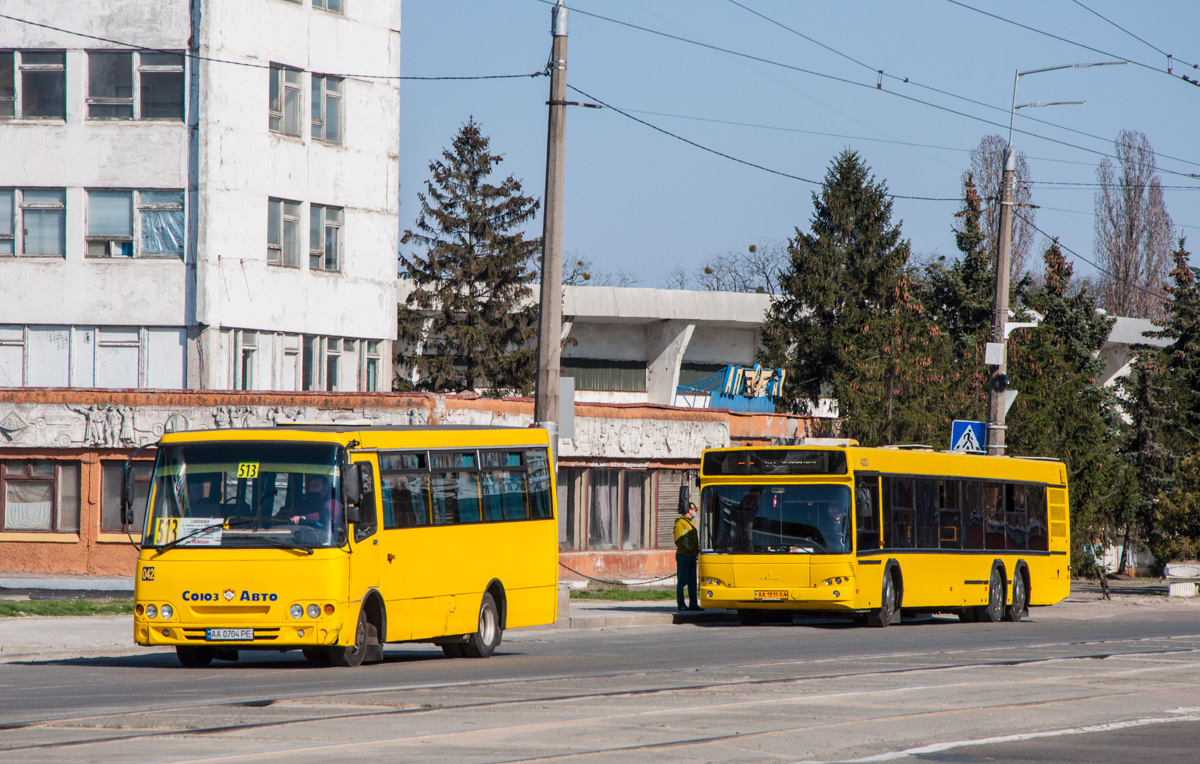 Киев, Богдан А092 (Y99-C39) № 042; Киев, МАЗ-107.467 № 4202 Киев, Богдан А092 (Y99-C39) № 042; Киев, МАЗ-107.467 № 4202