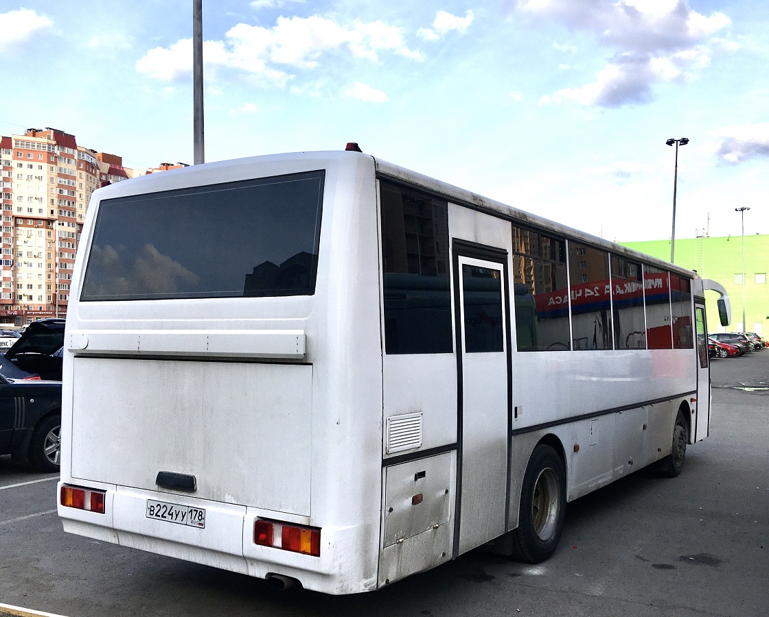 Санкт-Петербург, КАвЗ-4238-42 № В 224 УУ 178