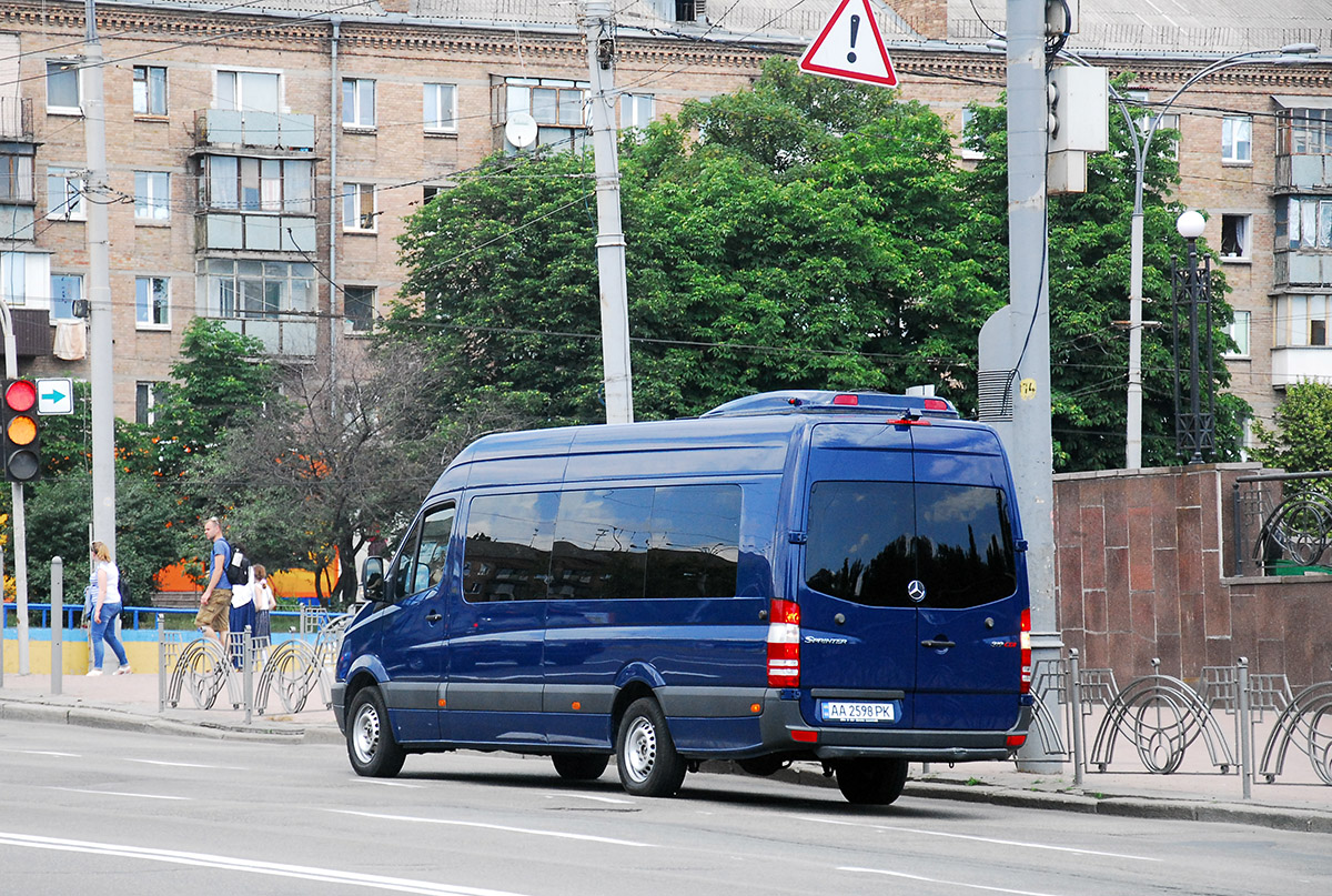Киев, Mercedes-Benz Sprinter W906 319CDI № AA 2598 PK
