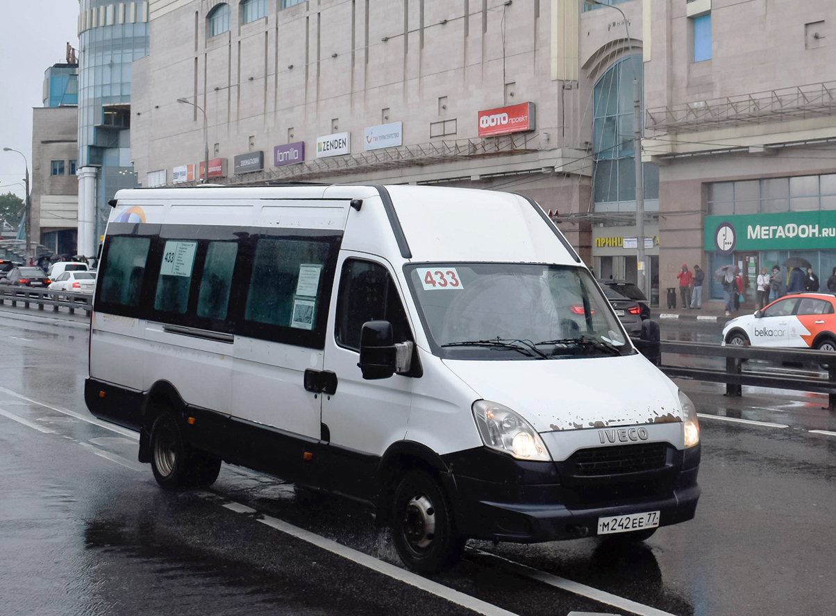 Москва, Нижегородец-2227UR (IVECO Daily) № М 242 ЕЕ 77