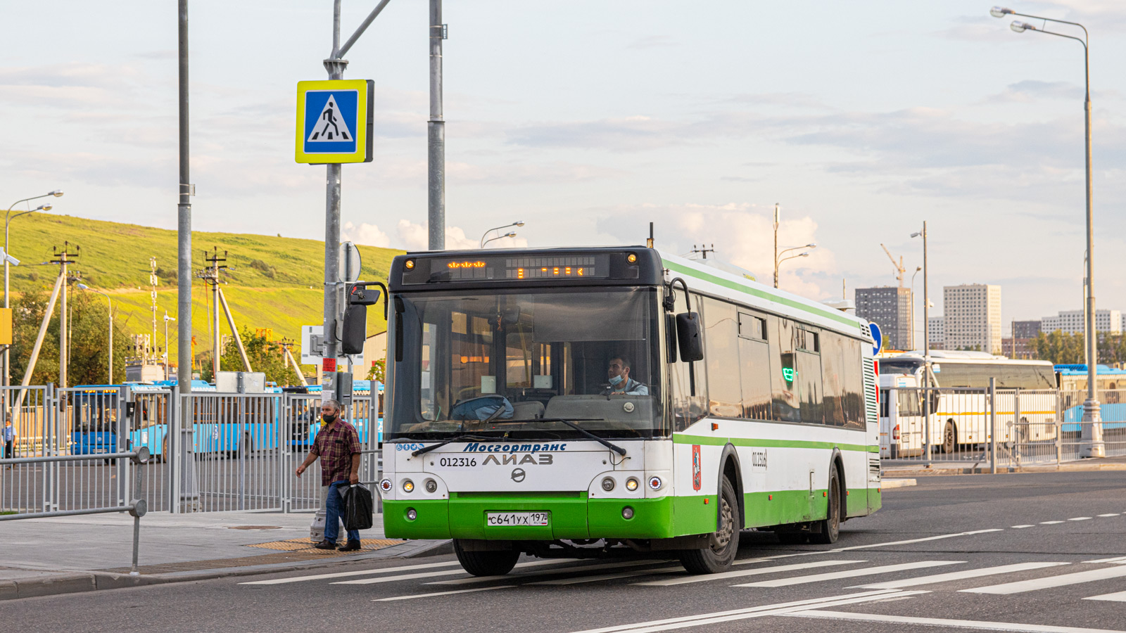 Автобус 611 до аэропорта внуково. 21 учебный. 65 москва. 16 автобус лиаз. Лиаз 6213 электробус.