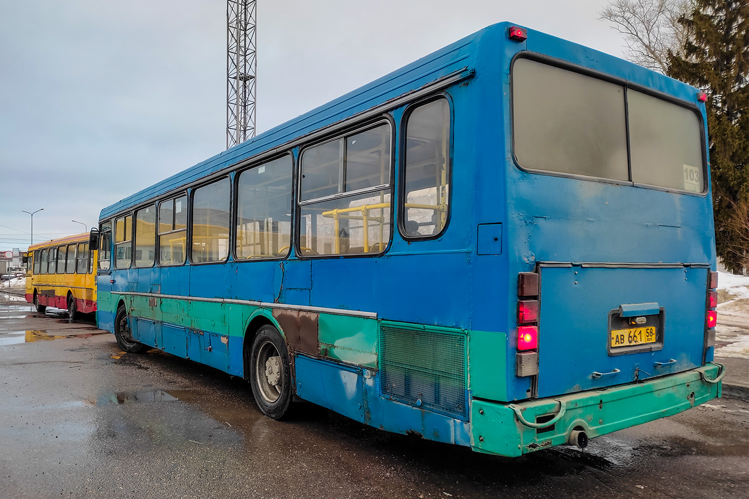 Пензенская область, ЛиАЗ-5256.00 № 295; Пензенская область, ЛиАЗ-5256.00 № 320 Пензенская область, ЛиАЗ-5256.00 № 295; Пензенская область, ЛиАЗ-5256.00 № 320