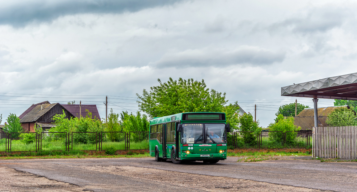 Автобус гомель буда кошелево через уваровичи. Автобус МАЗ 103 старый. Автобус МАЗ Ржавый. МАЗ-103 автобус 2012. Гомельская обл.