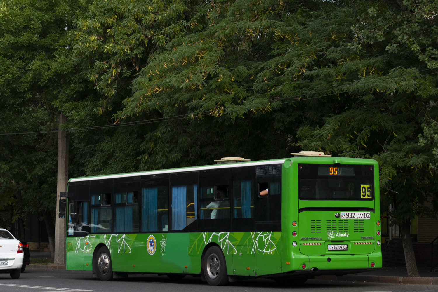 Алматы, Yutong ZK6118HGA (СарыаркаАвтоПром) № 932 LW 02
