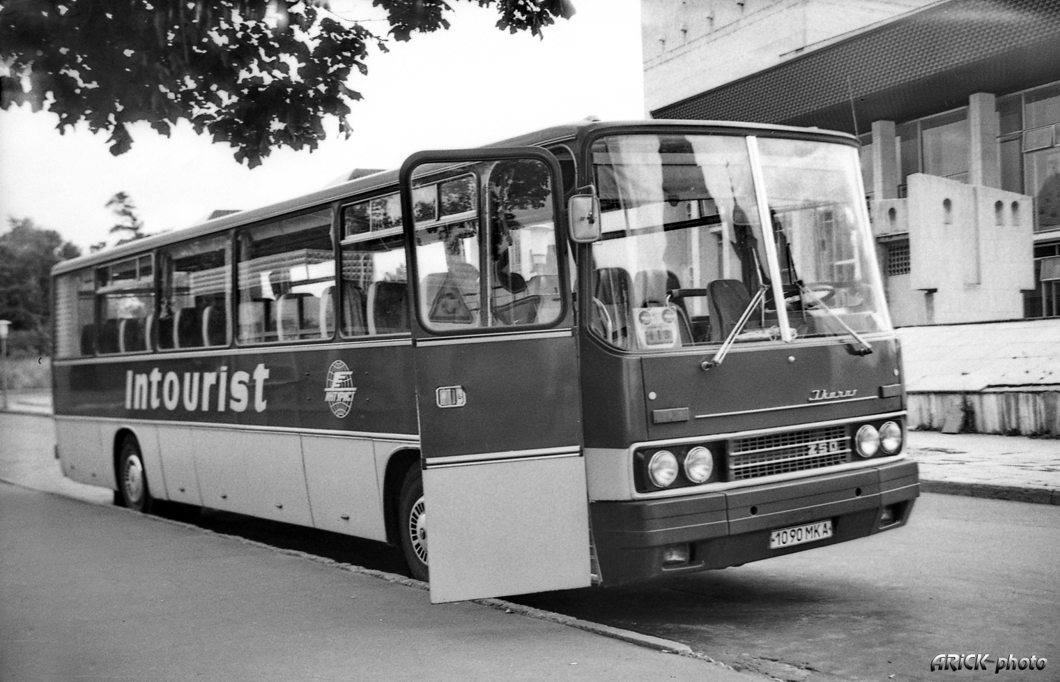 Москва, Ikarus 250.12 № 1090 МКА