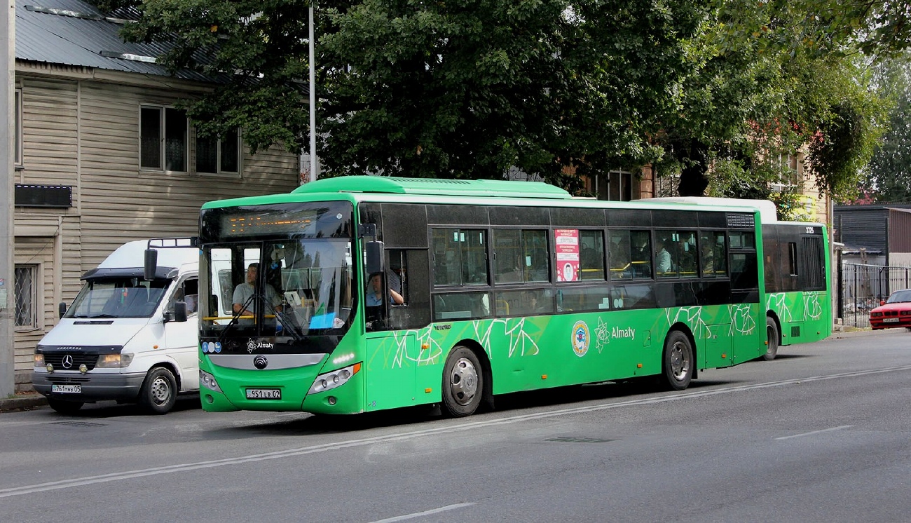 Алматы, Yutong ZK6118HGA № 951 LR 02