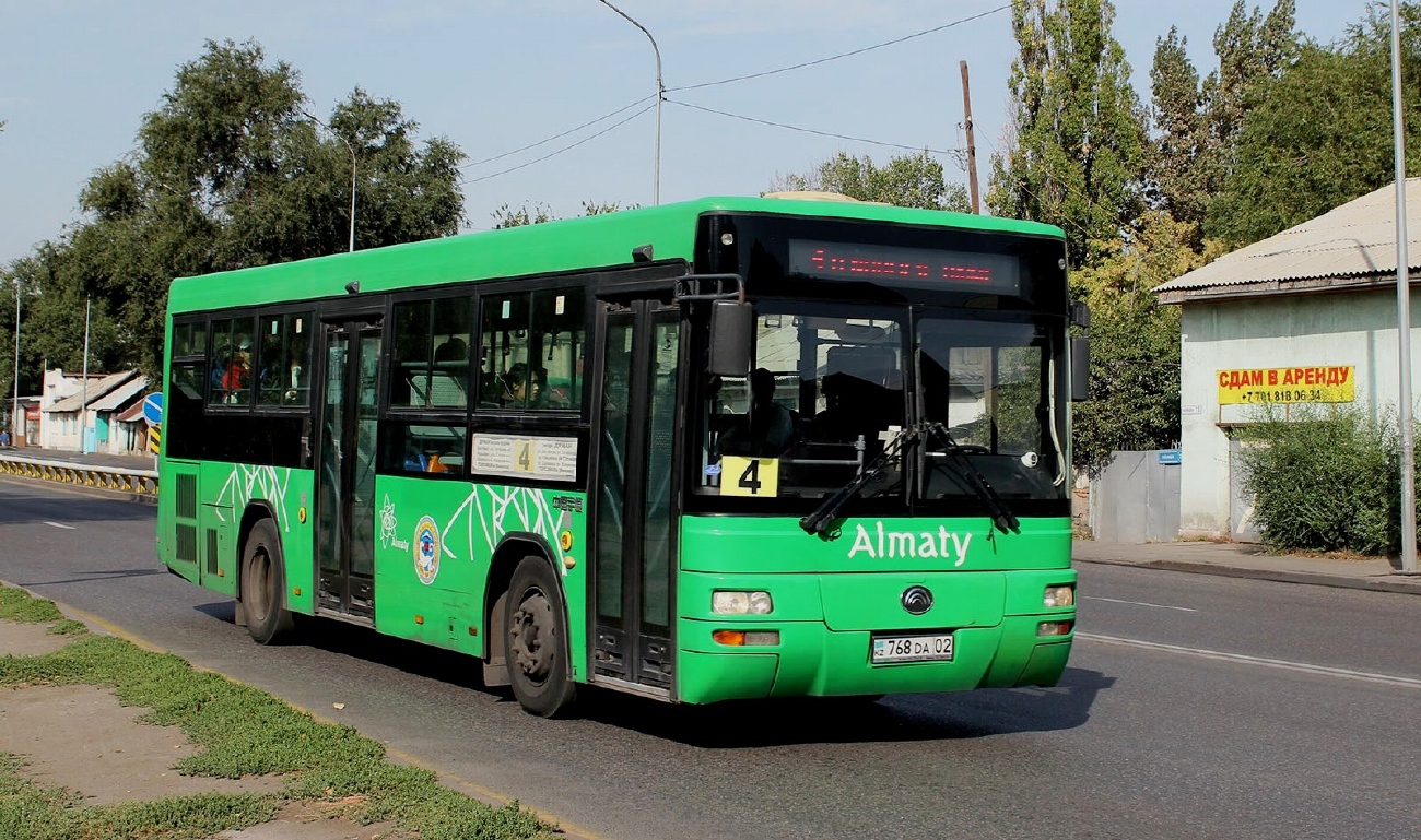 Дәнекерлеуші бетперде киген жалаңаш қыз