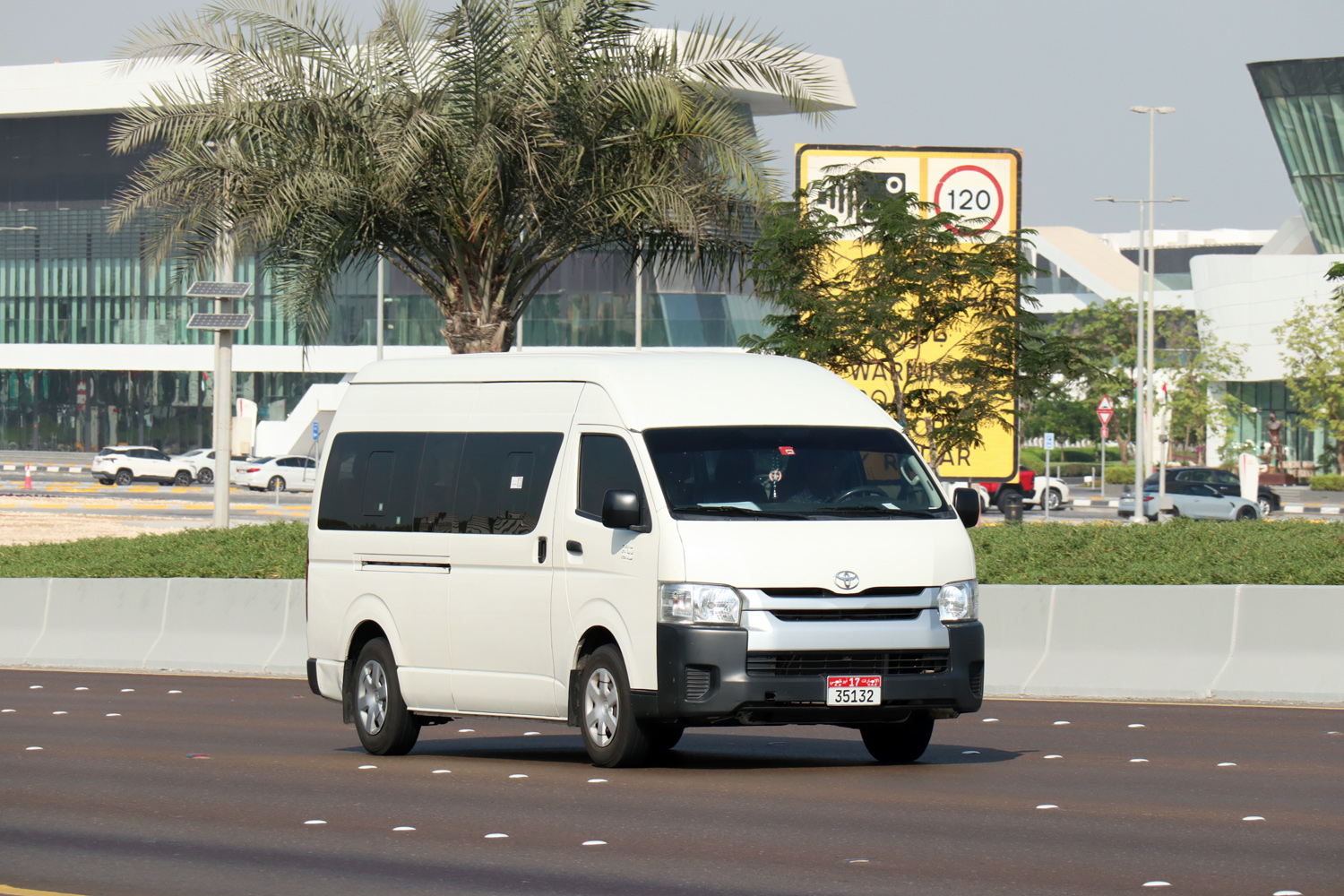 ОАЭ, Toyota HiAce (V H200) № 35132