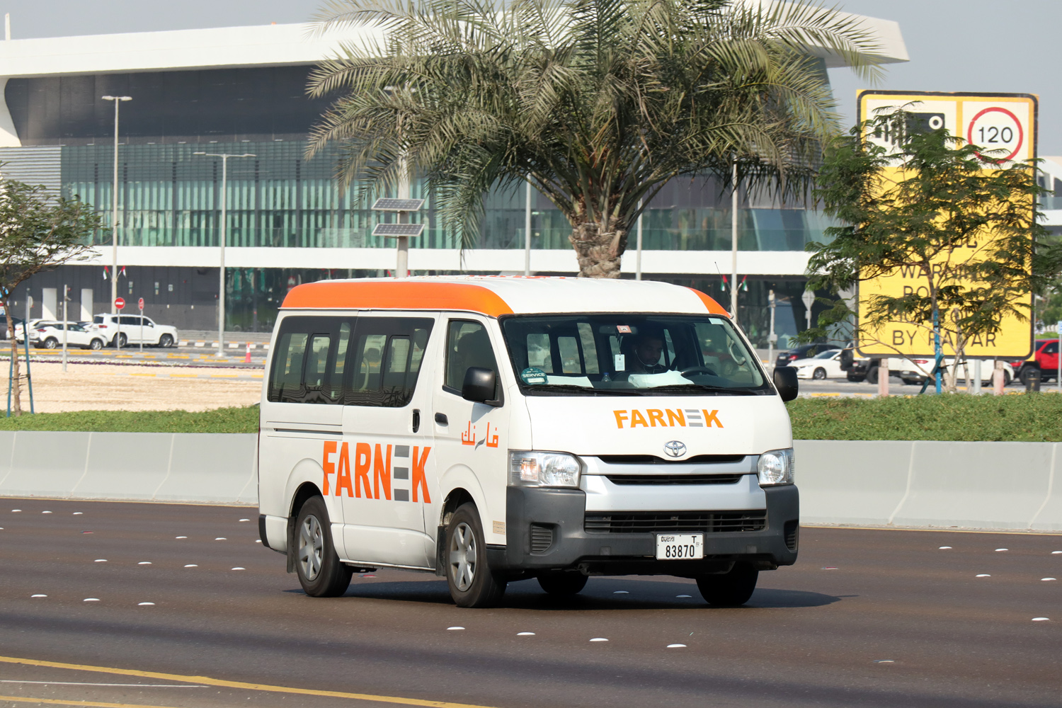 ОАЭ, Toyota HiAce (V H200) № T 83870