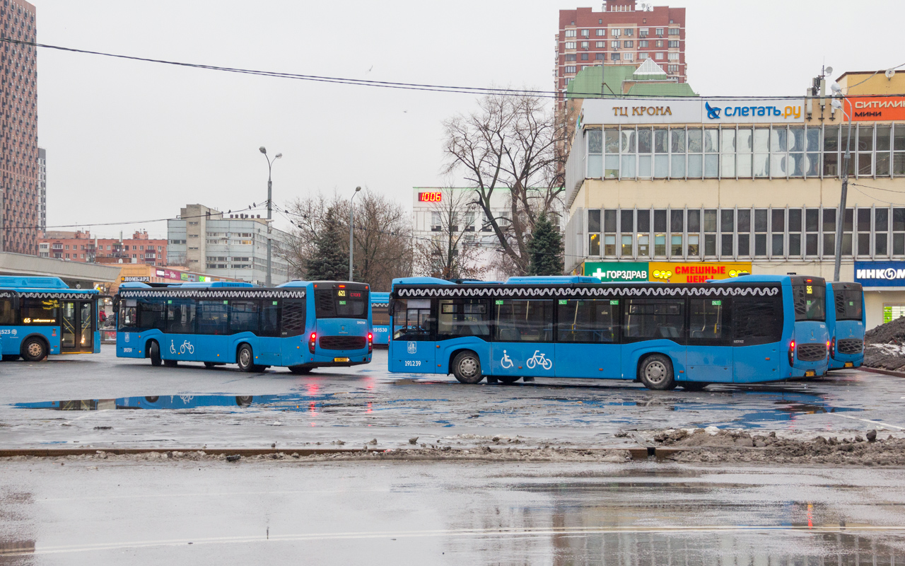 Moscow, NefAZ-5299-40-52 # 190759; Moscow, NefAZ-5299-40-52 # 191239