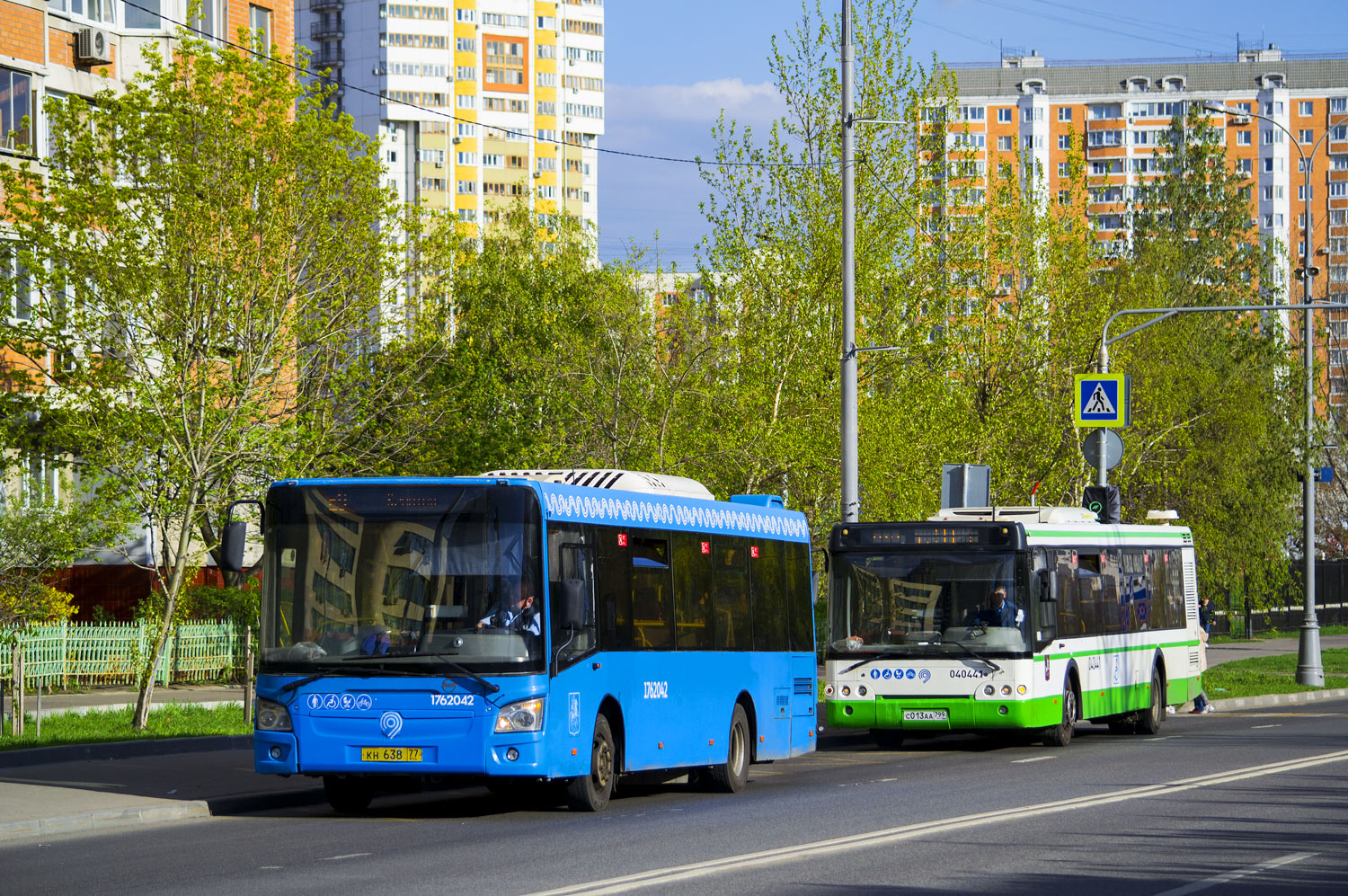 Москва, ЛиАЗ-4292.60 (1-2-1) № 1762042; Москва, ЛиАЗ-5292.22 (2-2-2) № 040441