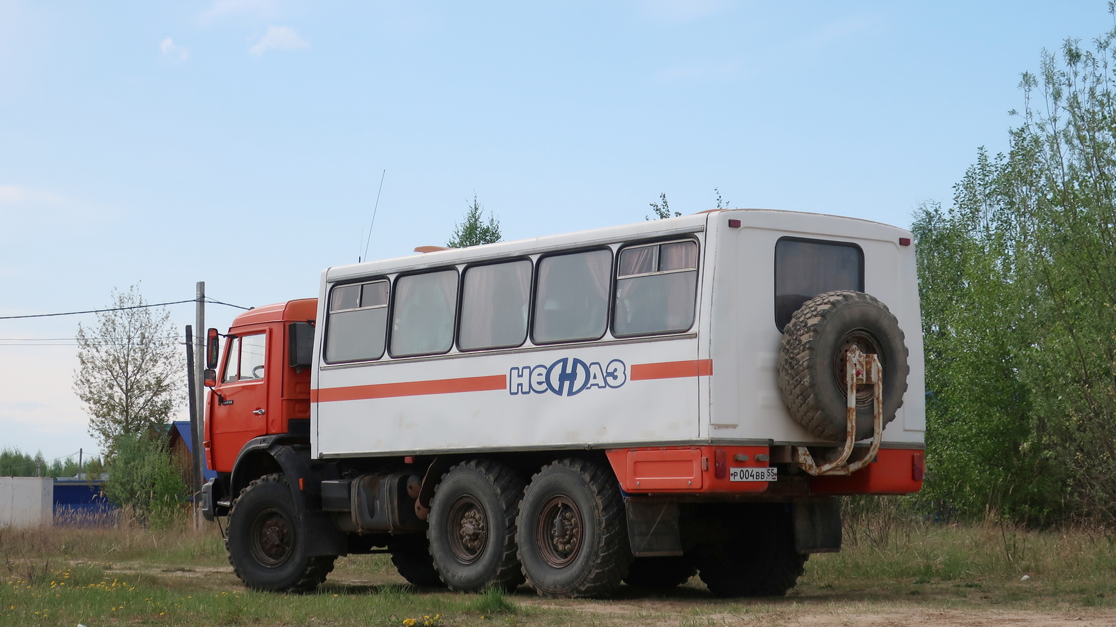 Омская область, НефАЗ-4208-11-13 № Р 004 ВВ 55