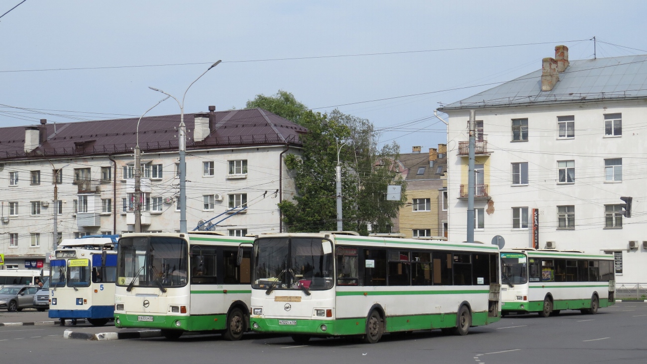 Новгородская область, ЛиАЗ-5293.53 № 52; Новгородская область, ЛиАЗ-5256.53 № 305