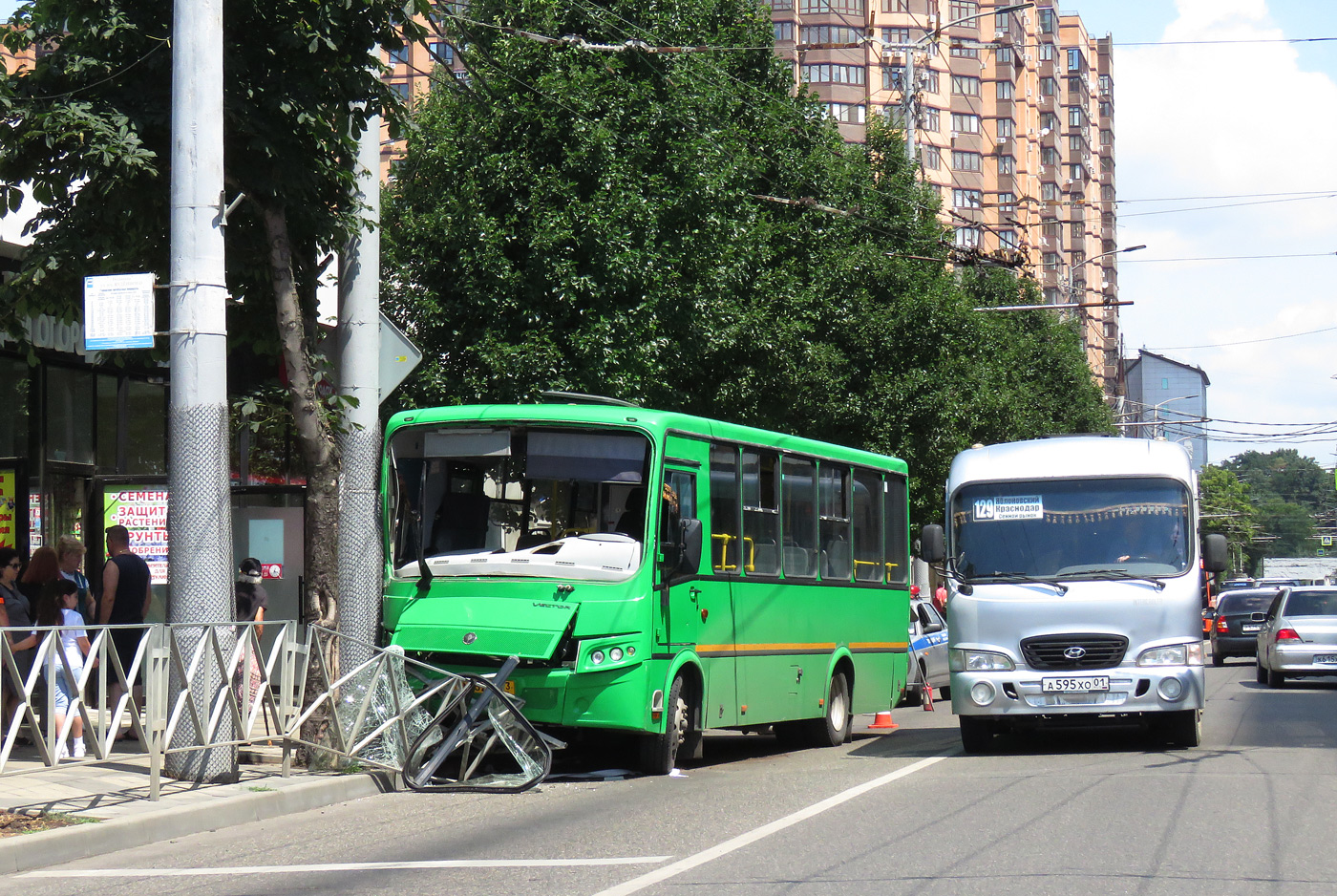 Краснодарский край, ПАЗ-320414-04 "Вектор" (1-2) № АМ 328 23; Адыгея, Hyundai County LWB C11 (ТагАЗ) № А 595 ХО 01