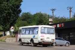 Әдемі брюнетка жұтылумен мүшесі сорады