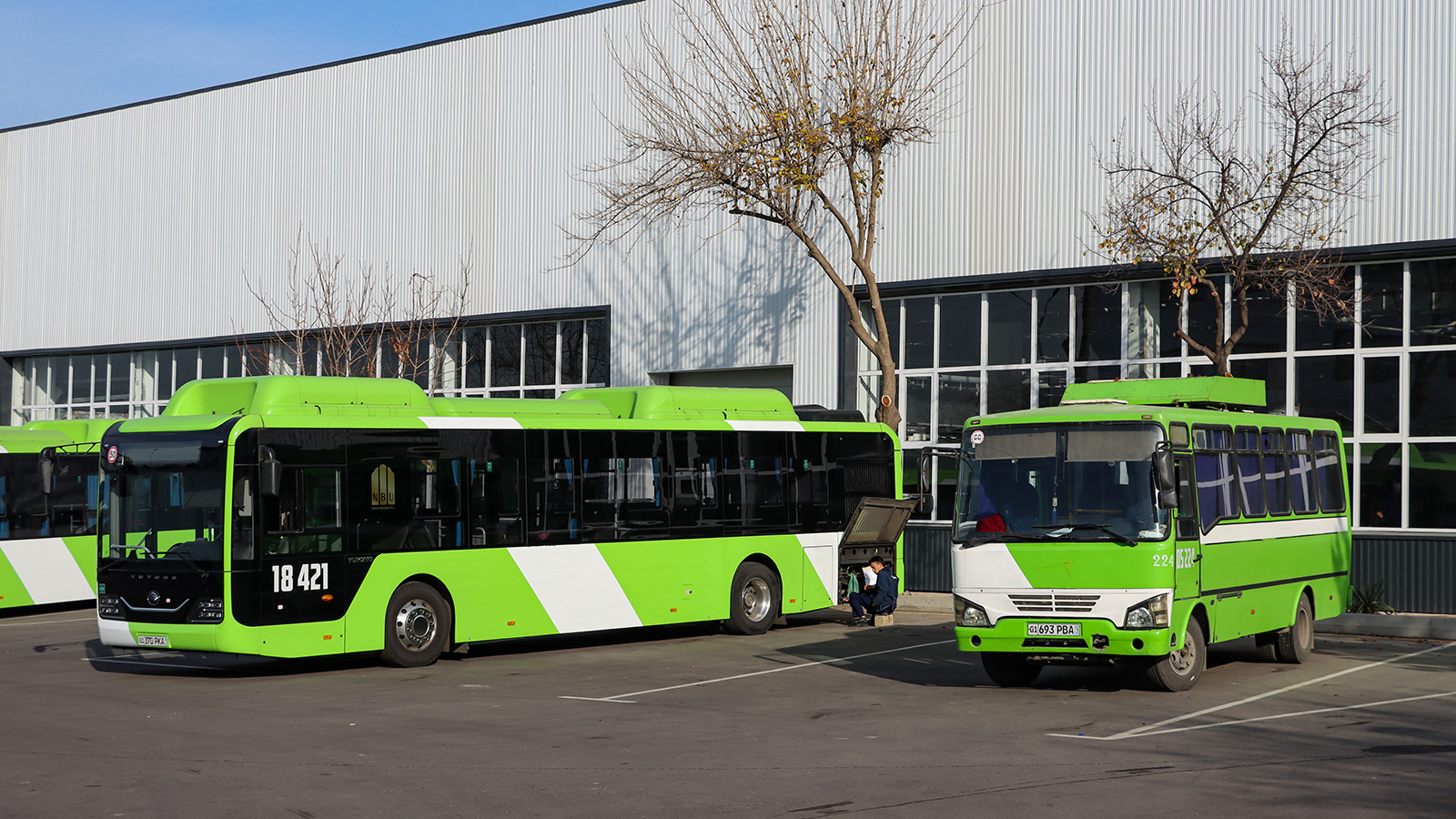 Узбекистан, Yutong ZK6126HG № 18421; Узбекистан, SAZ NP37 № 05224