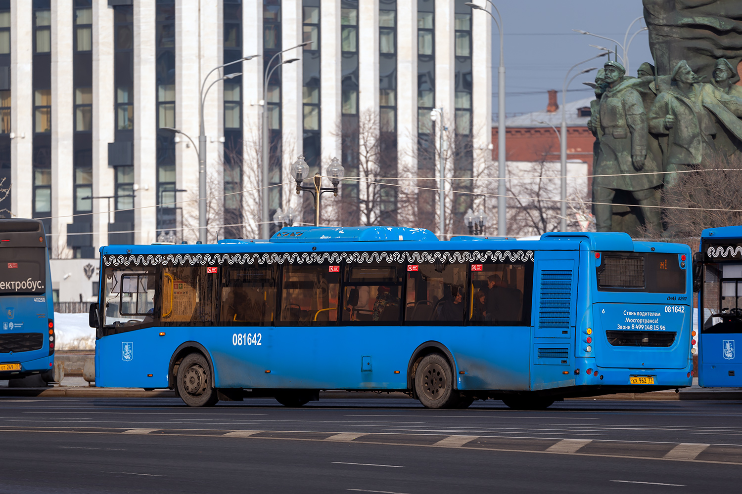 Москва, ЛиАЗ-5292.65 № 081642; Москва, НефАЗ-5299-40-52 № 011411