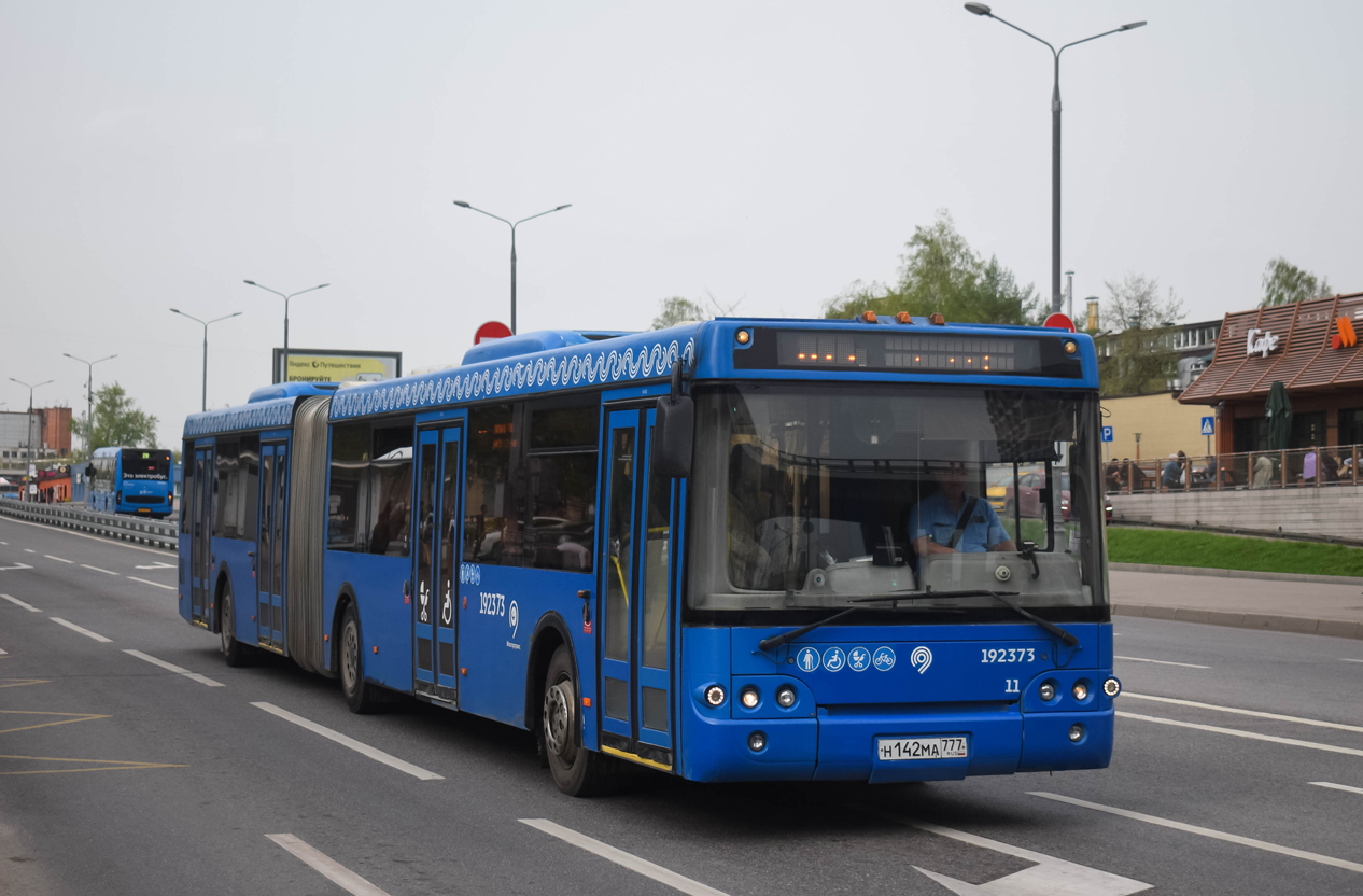 Москва, КАМАЗ-6282 № 490104; Москва, ЛиАЗ-6213.22 № 192373