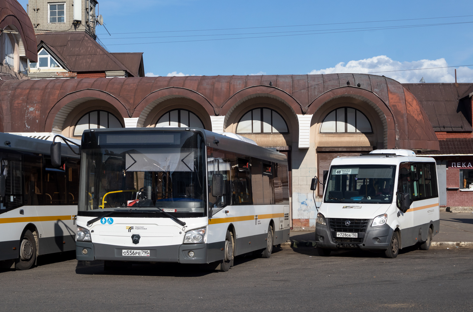 Moscow region, LiAZ-4292.60 (1-2-1) # 107556; Moscow region, GAZ-A64R42 Next # 107728
