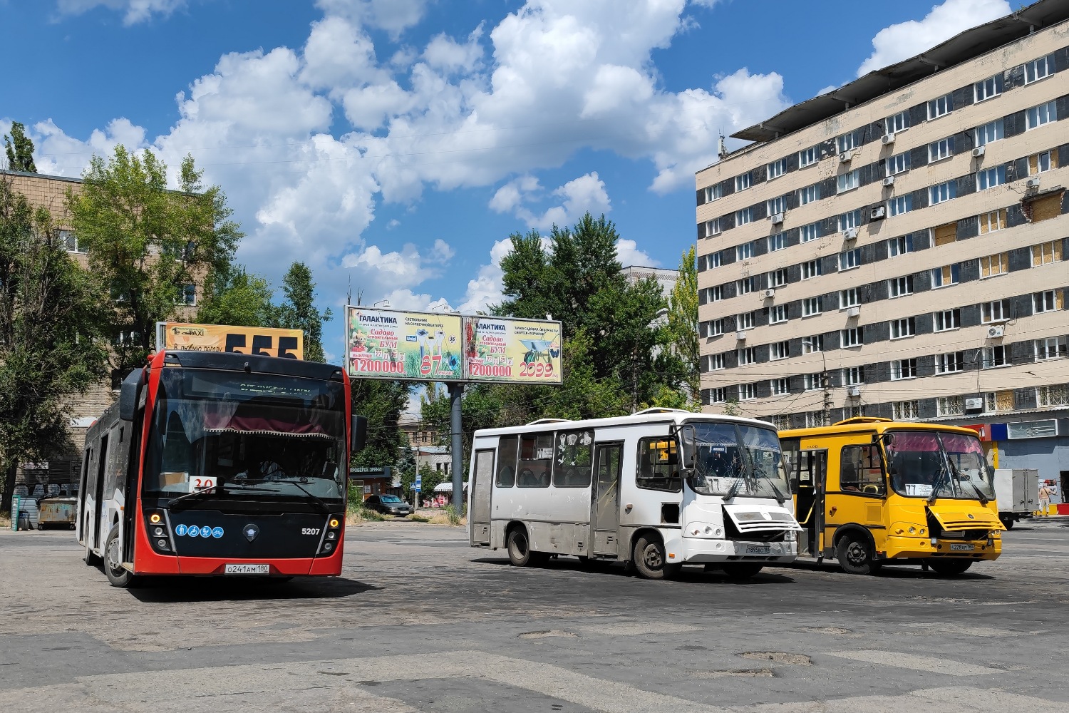 Донецкая область, НефАЗ-5299-40-52 № 5207; Донецкая область, ПАЗ-320302-08 № Т 895 ВС 180