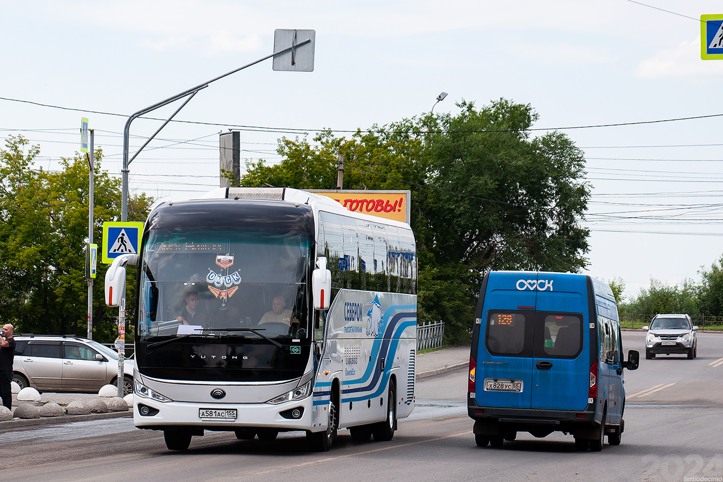 Omsk region, Yutong C12PRO (ZK6128HN) # А 581 АС 155; Omsk region, GAZ-A65R32 Next # 214