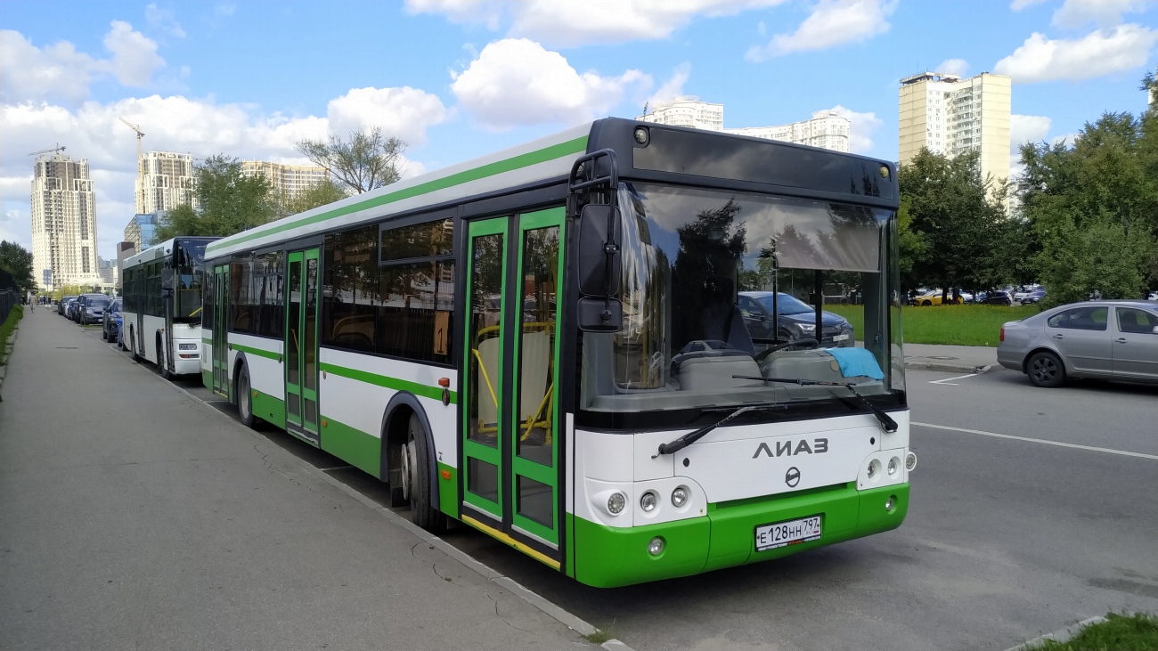 Москва, Yutong ZK6118HGA № У 992 НО 777; Москва, ЛиАЗ-5292.22 (2-2-2) № Е 128 НН 797