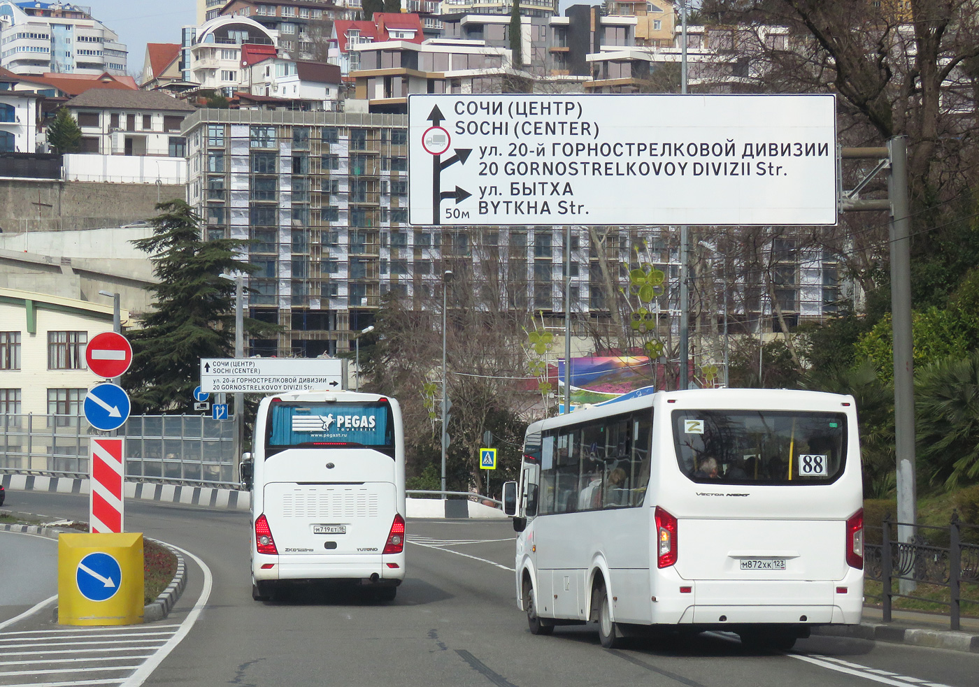 Удмуртия, Yutong ZK6122H9 № М 719 ЕТ 18; Краснодарский край, ПАЗ-320435-04 "Vector Next" № М 872 ХК 123 Удмуртия, Yutong ZK6122H9 № М 719 ЕТ 18; Краснодарский край, ПАЗ-320435-04 "Vector Next" № М 872 ХК 123