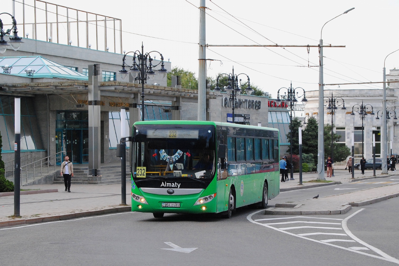 Алматы, Yutong ZK6118HGA № 854 ES 02