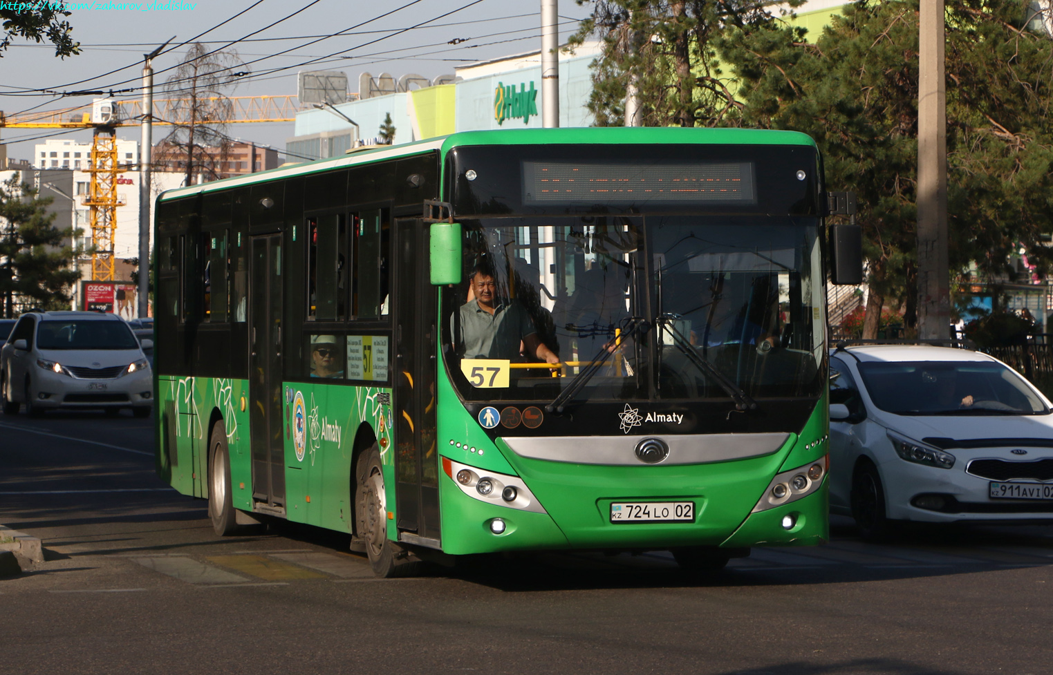 Алматы, Yutong ZK6118HGA № 724 LO 02