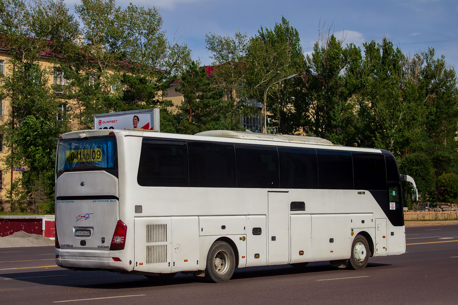 Карагандинская область, Yutong ZK6122H9 № 041 AD 09