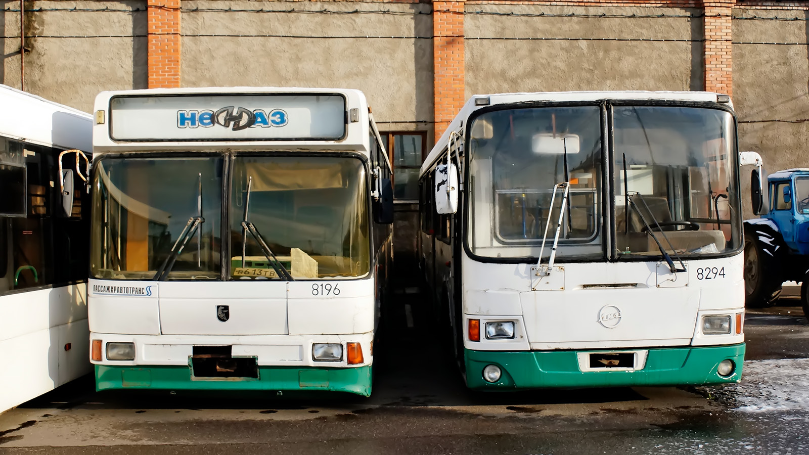 Sankt Petersburg, NefAZ-5299-20-04 Nr. 1727; Sankt Petersburg, LiAZ-5256.25 Nr. 1728