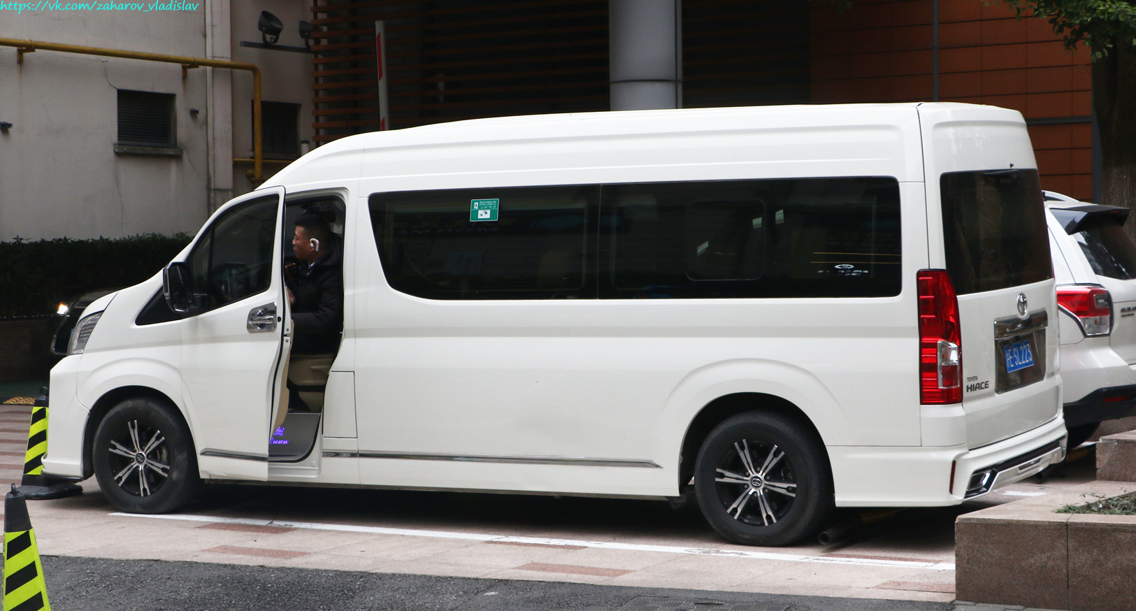 Китай, Toyota HiAce GRH322L № 沪E SL223