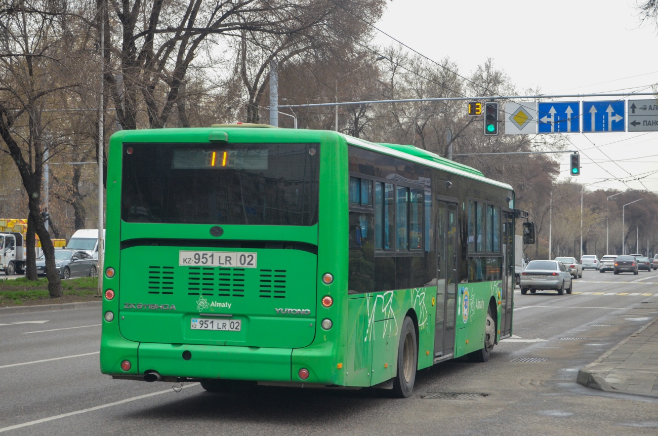 Алматы, Yutong ZK6118HGA № 951 LR 02