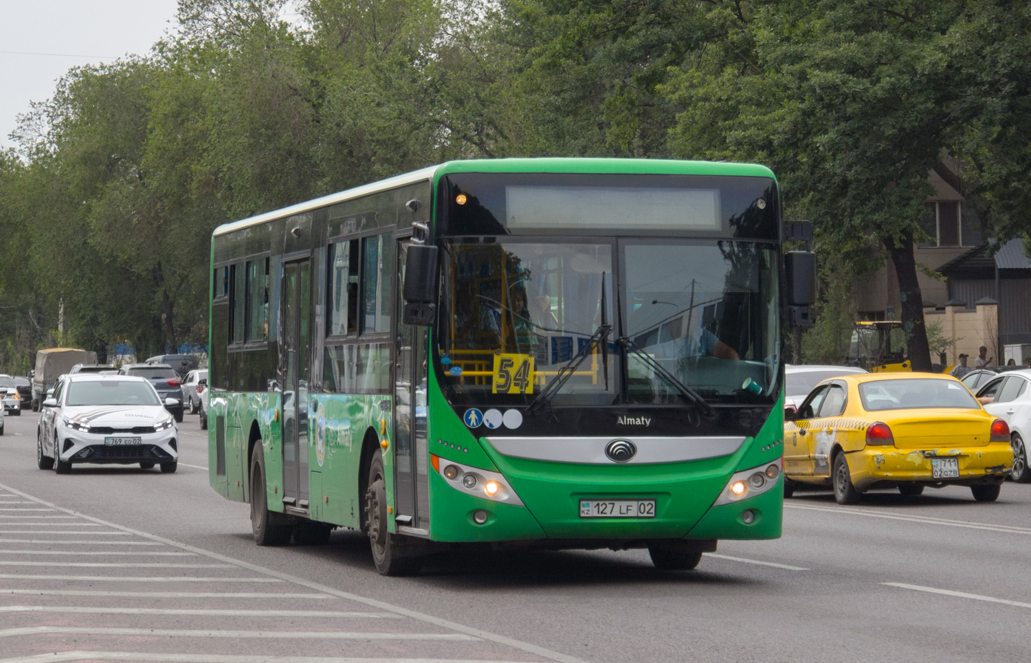 Алматы, Yutong ZK6118HGA № 127 LF 02