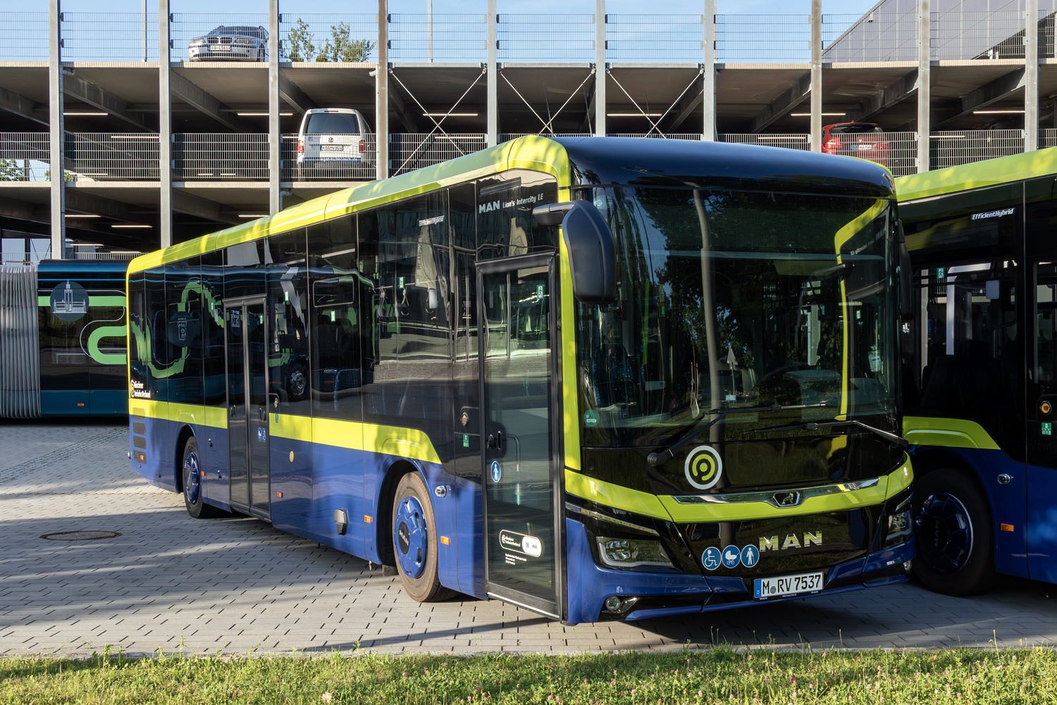 Бавария, MAN 42C Lion's Intercity LE 12 LEÜ**0 EfficientHybrid № M-RV 7537 Бавария, MAN 42C Lion's Intercity LE 12 LEÜ**0 EfficientHybrid № M-RV 7537